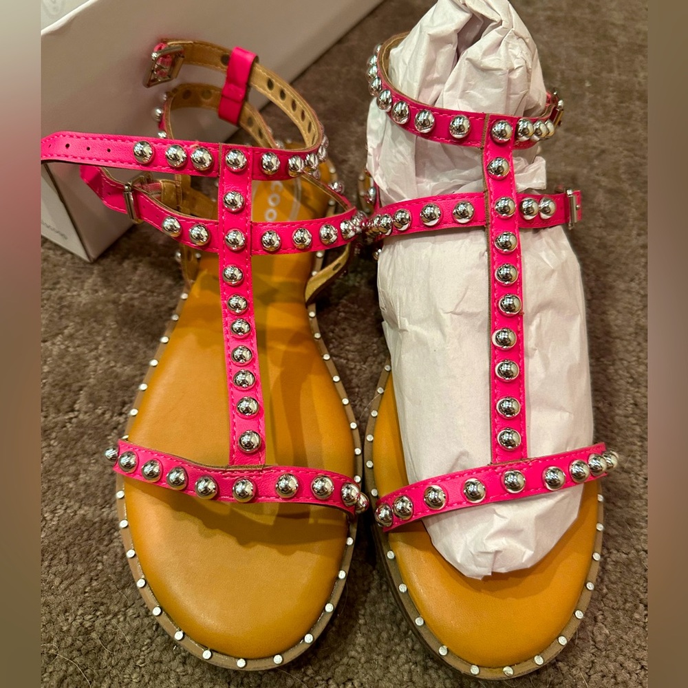 New in box SCOOP brand sandals